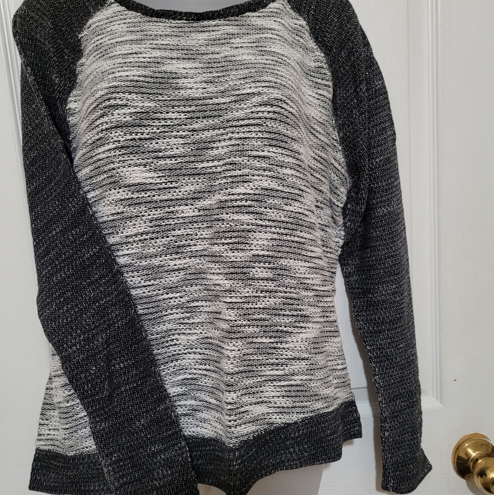 Black/white sweater